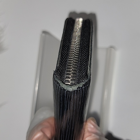 Louis Vuitton Epi Leather Zippy Wallet, Black - Picture 8 of 13